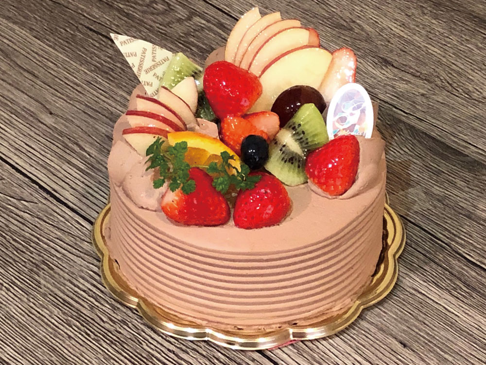 生チョコクリームケーキ フルーツ仕上げ 宮崎市のケーキ屋さん ケーキファクトリーヤマウチ